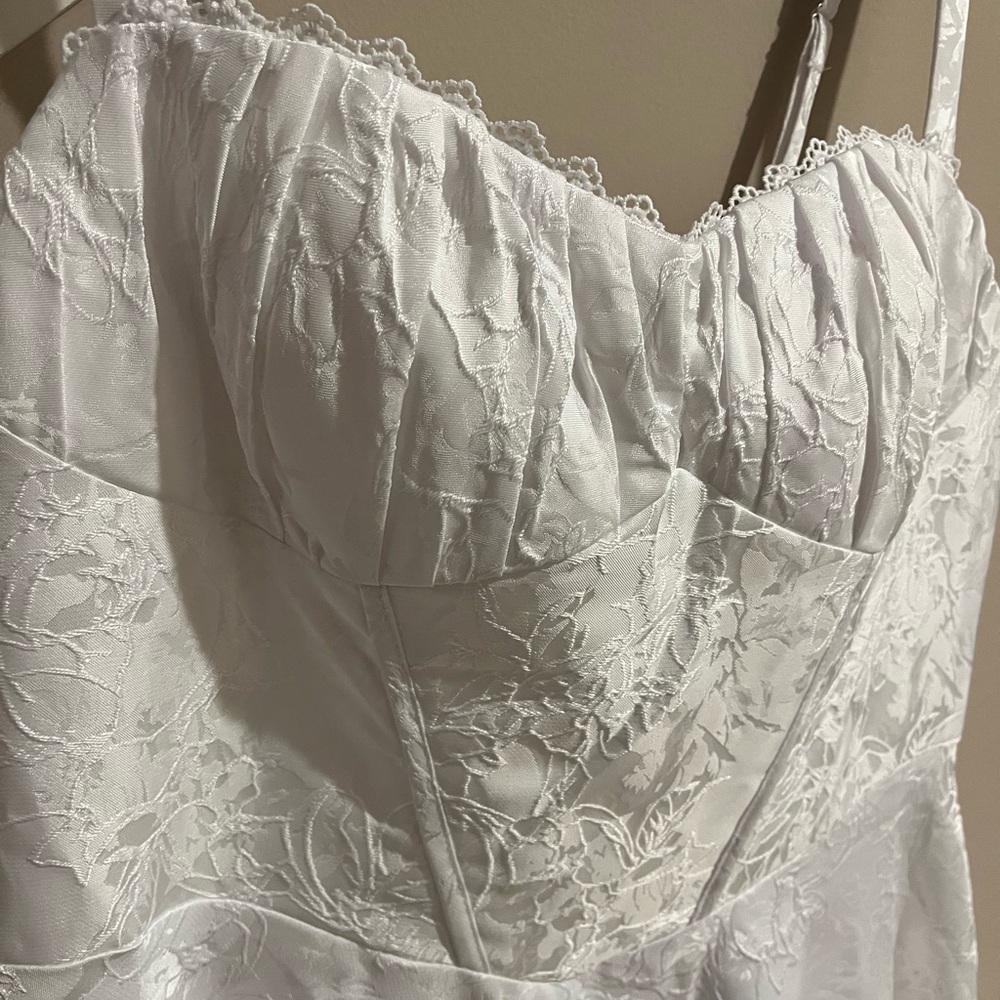 Pretty White Dress - Picture 6 of 9